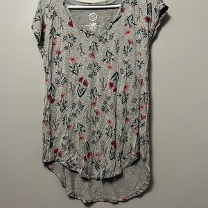 Maurices 24/7. Floral T-Shirt Size medium